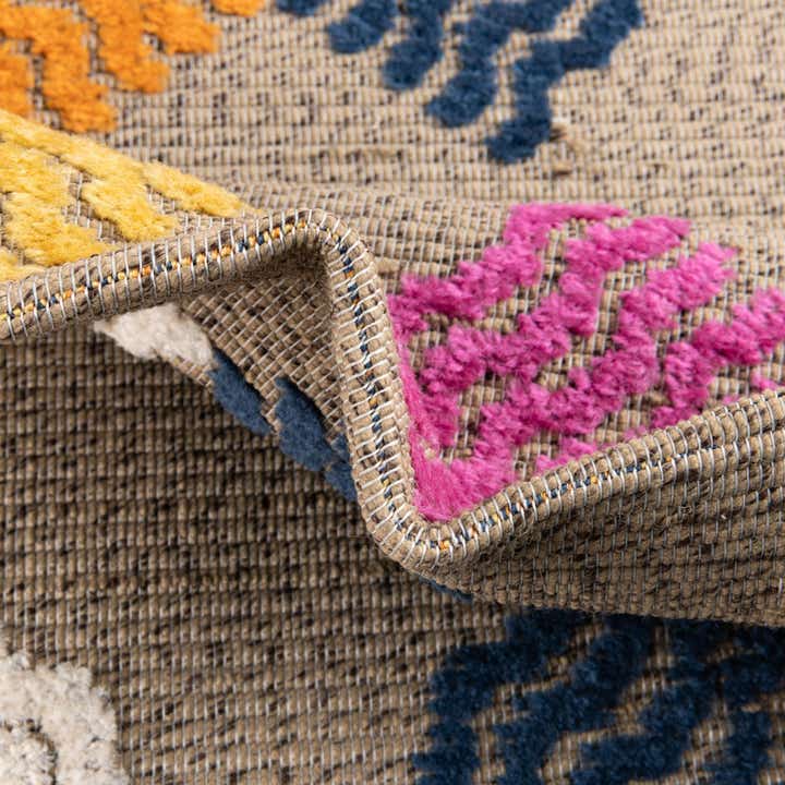 5' x 7' 7 Easy-Clean Indoor / Outdoor Rug