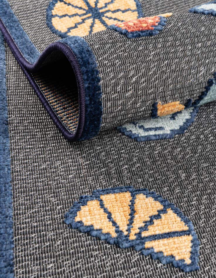 Detail image of 5' x 7' 7  Washable  Indoor / Outdoor Rug