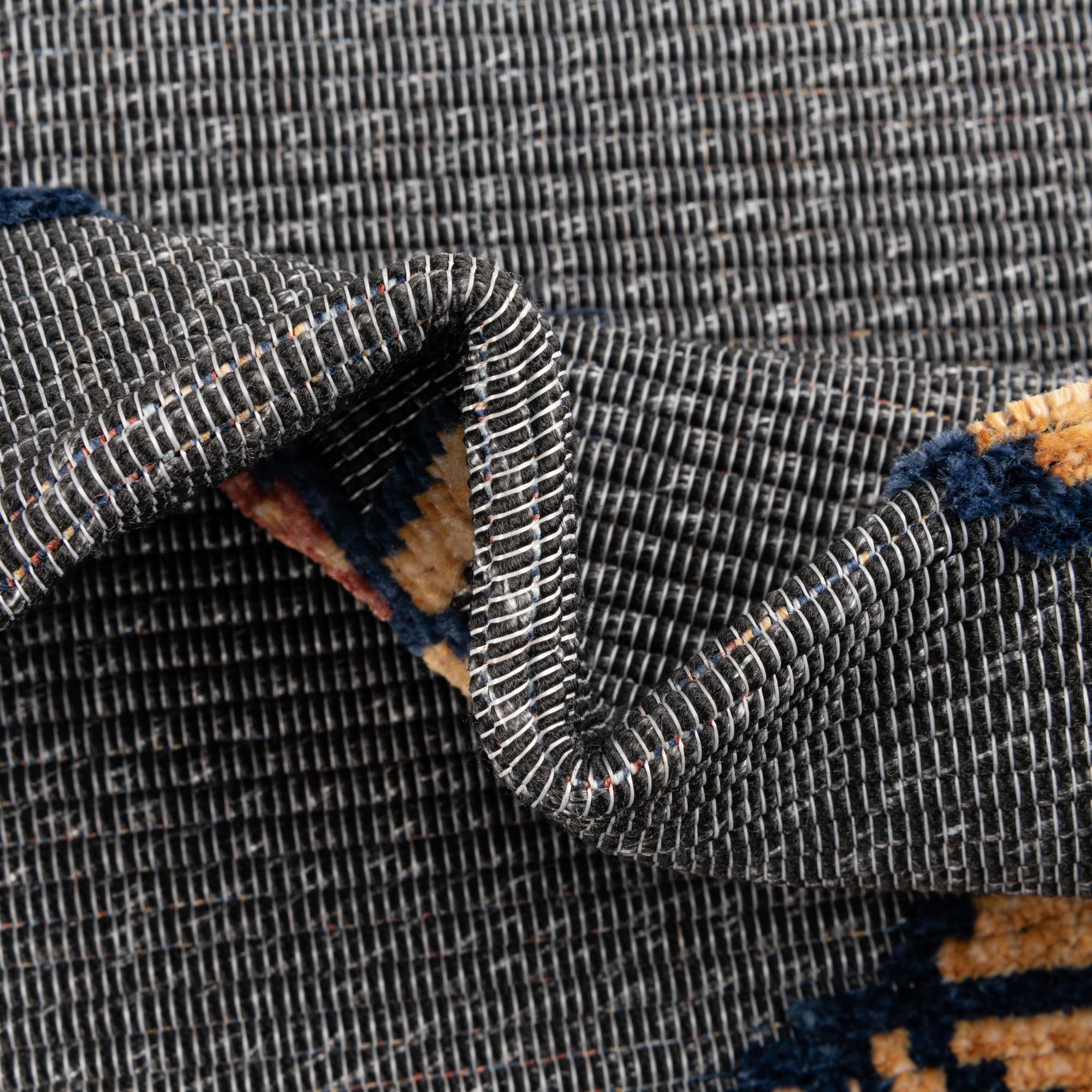 5' x 7' 7 Easy-Clean Indoor / Outdoor Rug