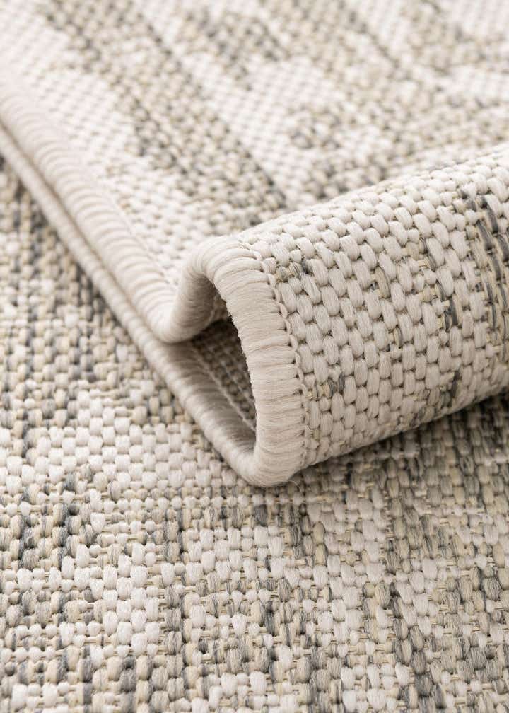4' x 6' Easy-Clean Traditional Indoor / Outdoor Rug