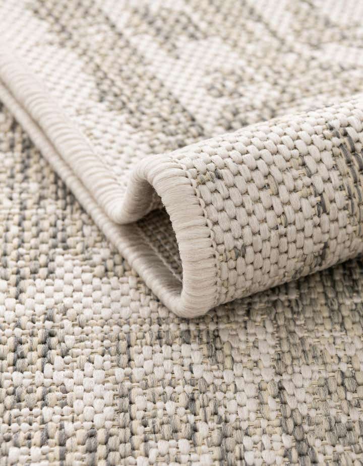 5' 3 x 8' Easy-Clean Traditional Indoor / Outdoor Rug