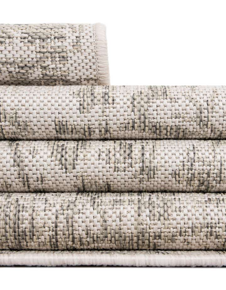5' 3 x 8' Easy-Clean Traditional Indoor / Outdoor Rug