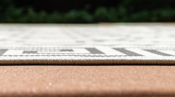 Detail image of 8' x 11' 4 Easy-Clean Trellis Indoor / Outdoor Rug