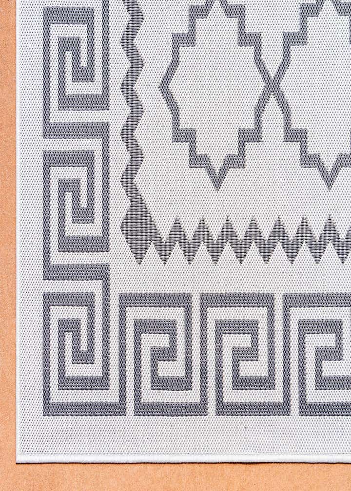 5' 3 x 8' Easy-Clean Trellis Indoor / Outdoor Rug