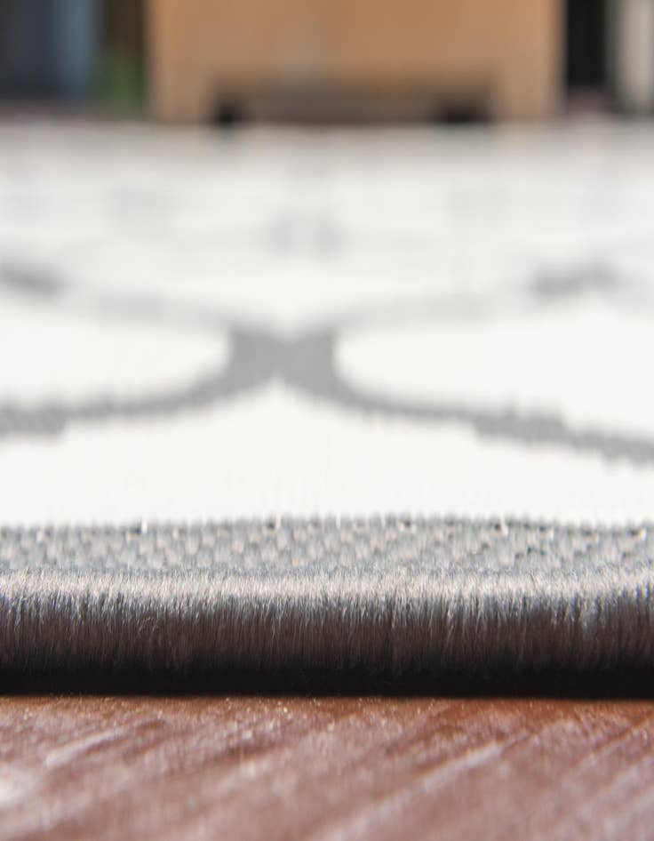 Detail image of 8' x 11' 4 Easy-Clean Trellis Indoor / Outdoor Rug