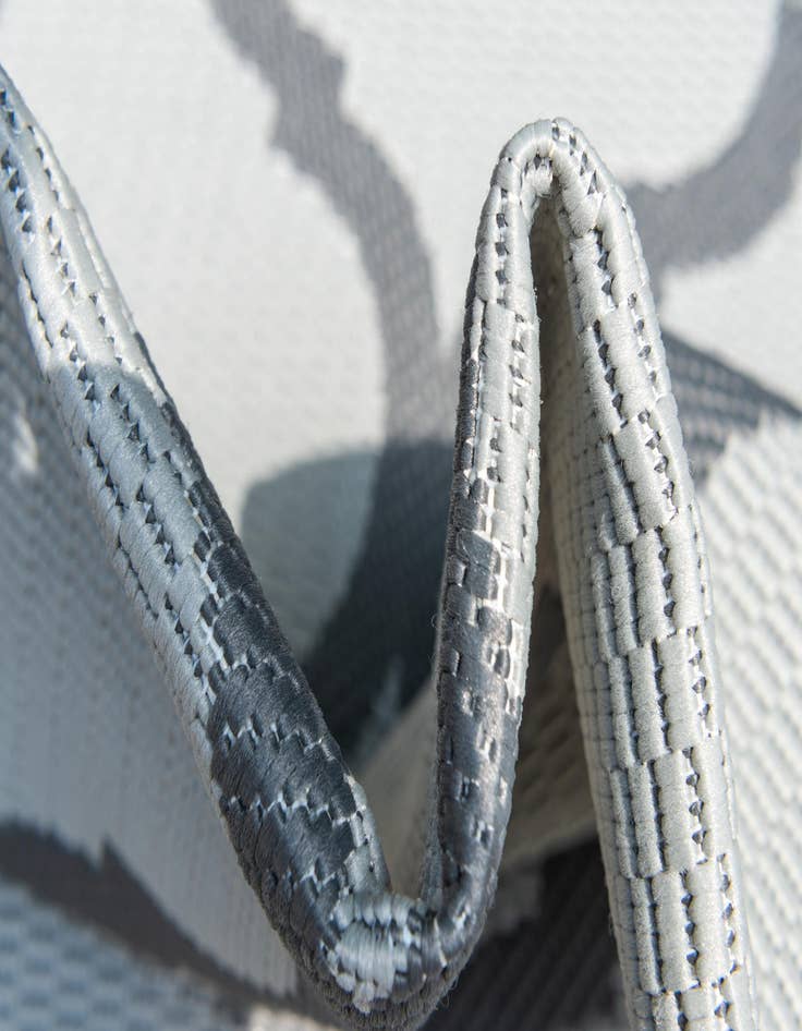 Detail image of 8' x 11' 4 Easy-Clean Trellis Indoor / Outdoor Rug