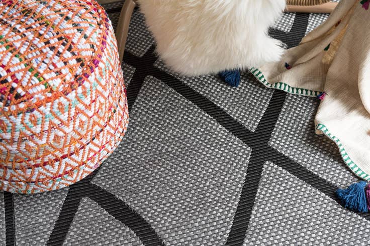 Detail image of 9' x 12' Easy-Clean Trellis Indoor / Outdoor Rug