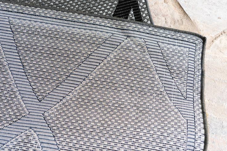 Detail image of 9' x 12' Easy-Clean Trellis Indoor / Outdoor Rug