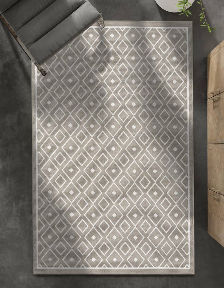 Detail image of 7' 10 x 10' Easy-Clean Trellis Indoor / Outdoor Rug
