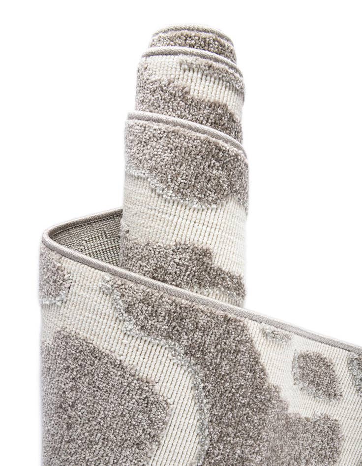 Detail image of 7' 10 x 10' Easy-Clean Sabrina Soto Indoor / Outdoor Rug