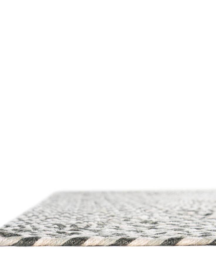 Detail image of 5' 1 x 8'  Hand Tweed Braided Jute Rug