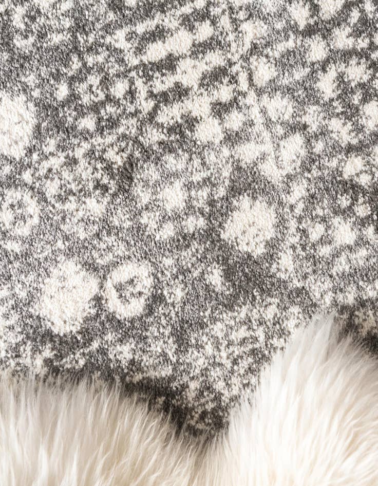 Detail image of 4' x 6' Veneto Rug