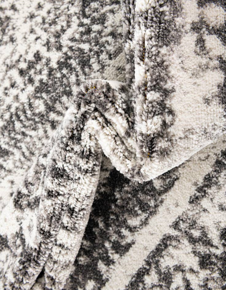 Detail image of 2' x 3' Venice Rug