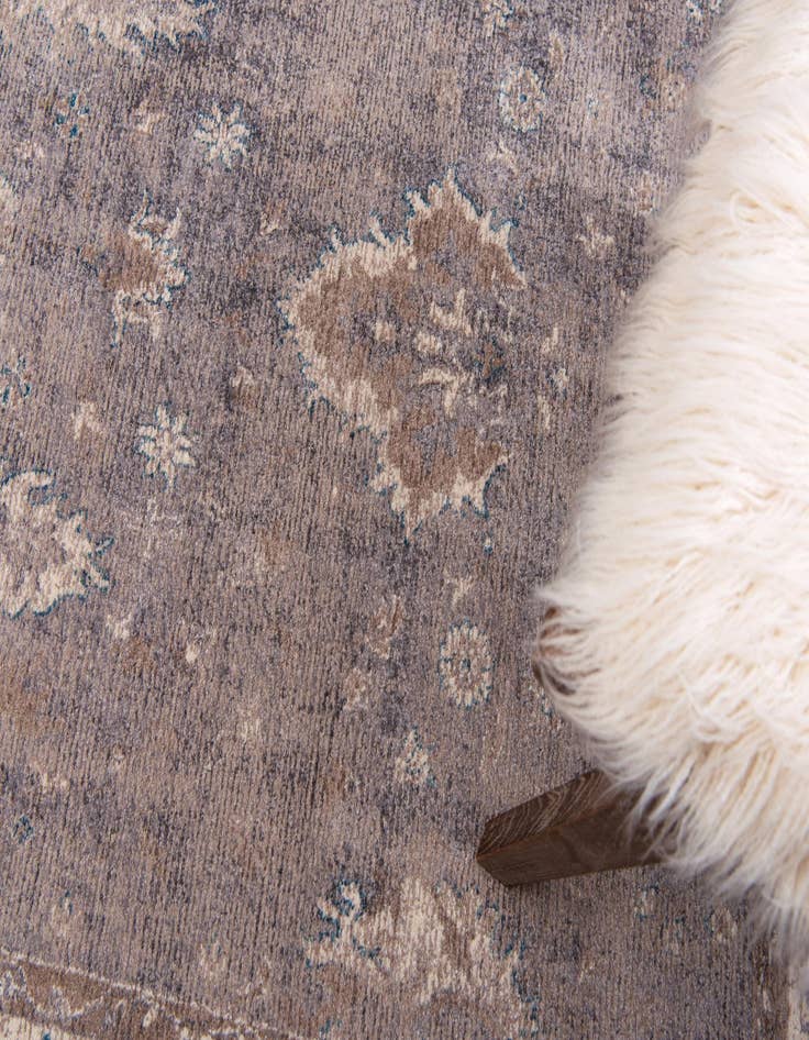 Detail image of 4' x 6' Vienna Rug