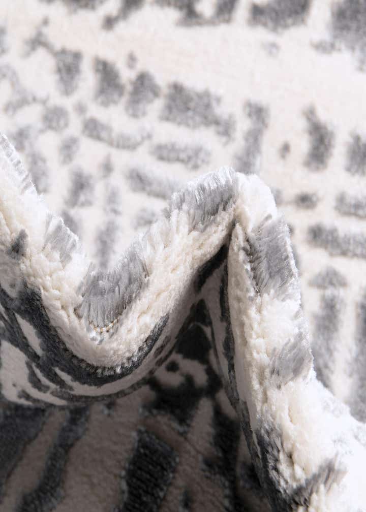 2' x 3' Vince Camuto Rug