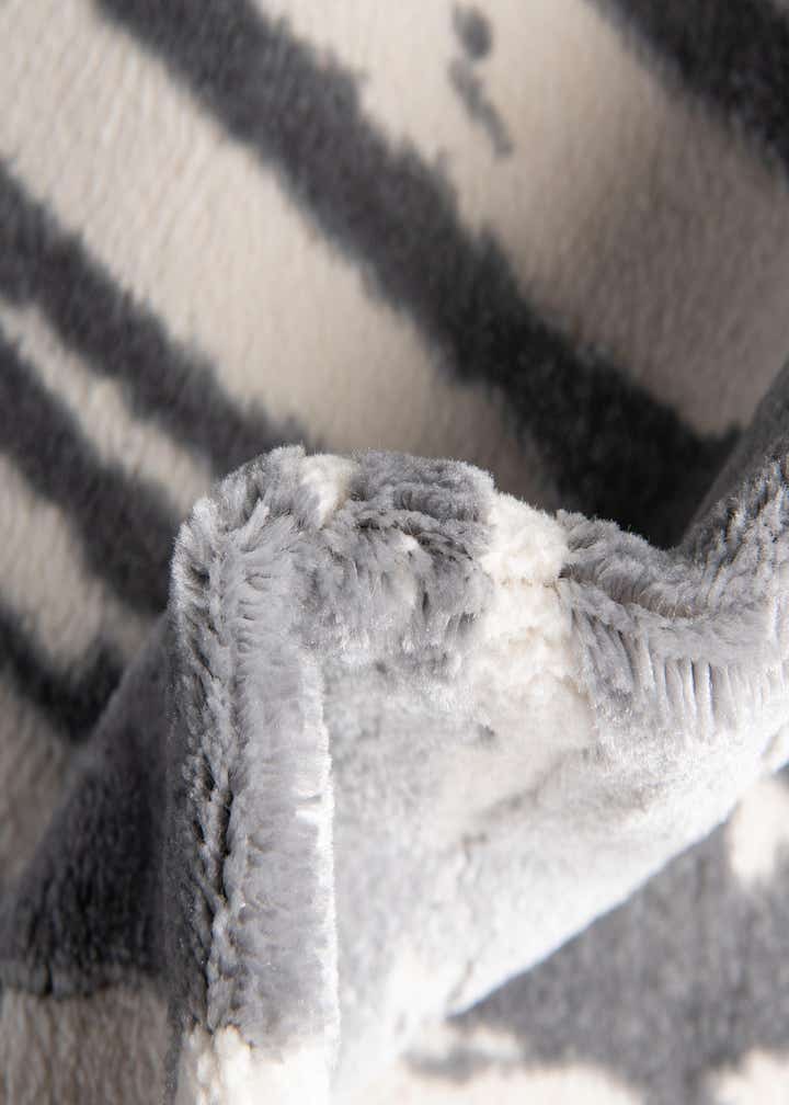 5' 3 x 8' Vince Camuto Rug