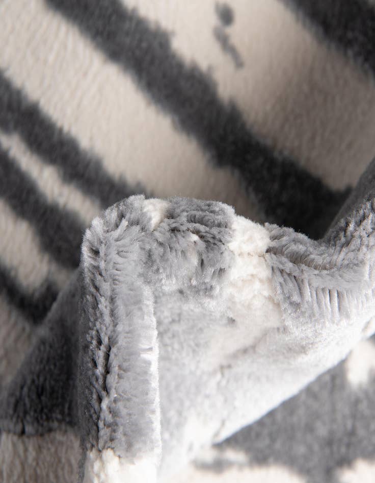 Detail image of 5' 3 x 8' Vince Camuto Rug