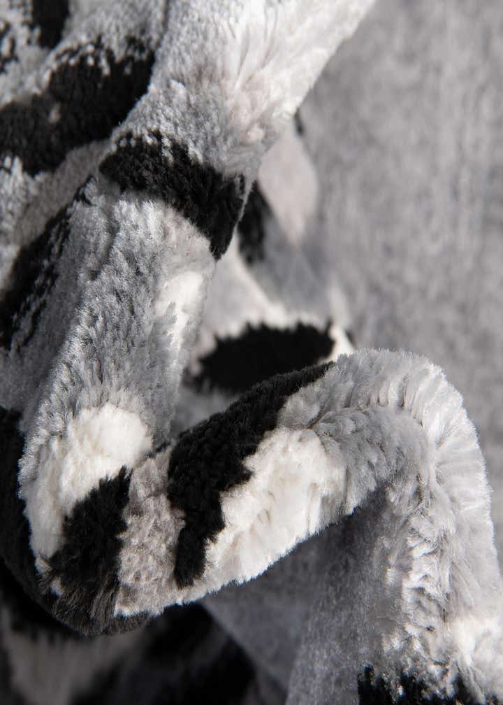 5' 3 x 8' Vince Camuto Rug