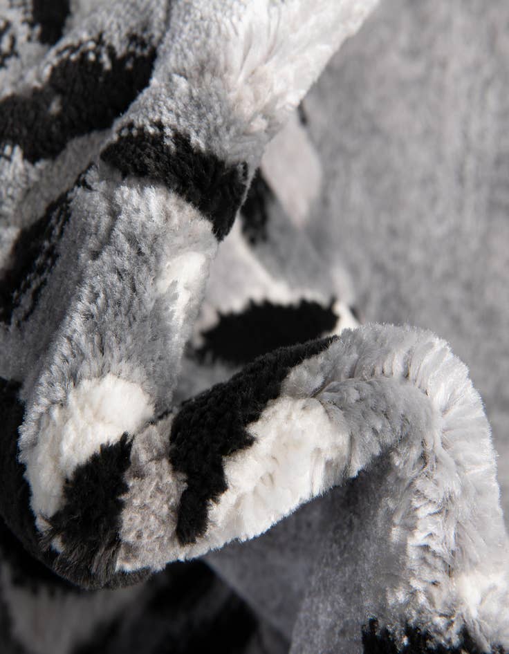 Detail image of 2' x 3' Vince Camuto Rug