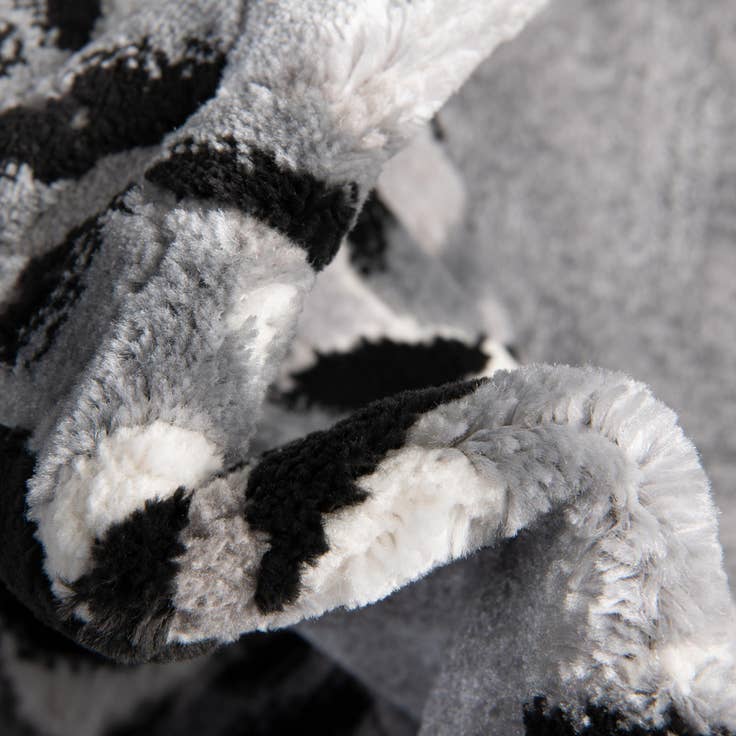 Detail image of 5' 3 x 8' Vince Camuto Rug