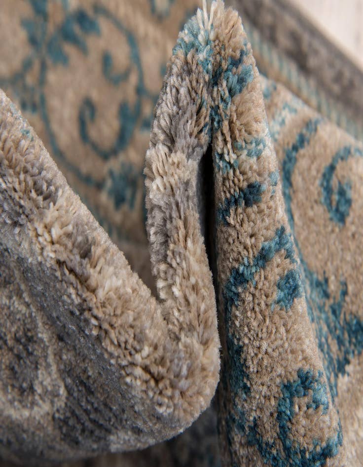 Detail image of 7' x 10' Viola Rug