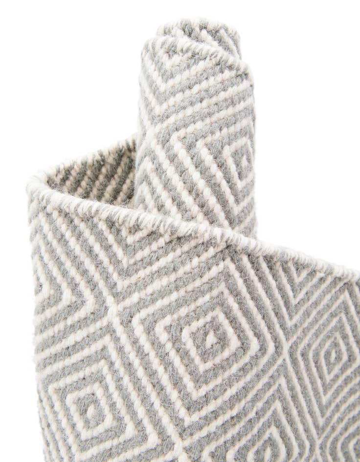 Detail image of 6' 1 x 6' 1 Hand Woven Geo Trellis Flatweave Round Rug