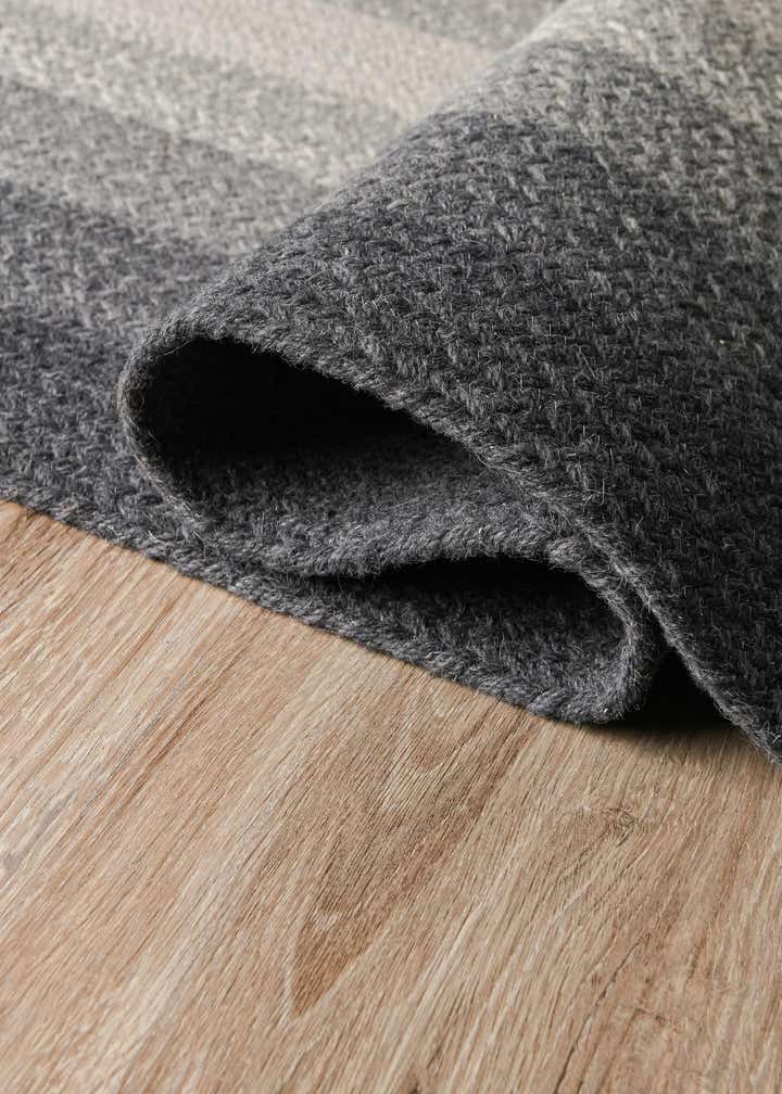 5' 1 x 5' 1 Hand Braided Wool Round Rug