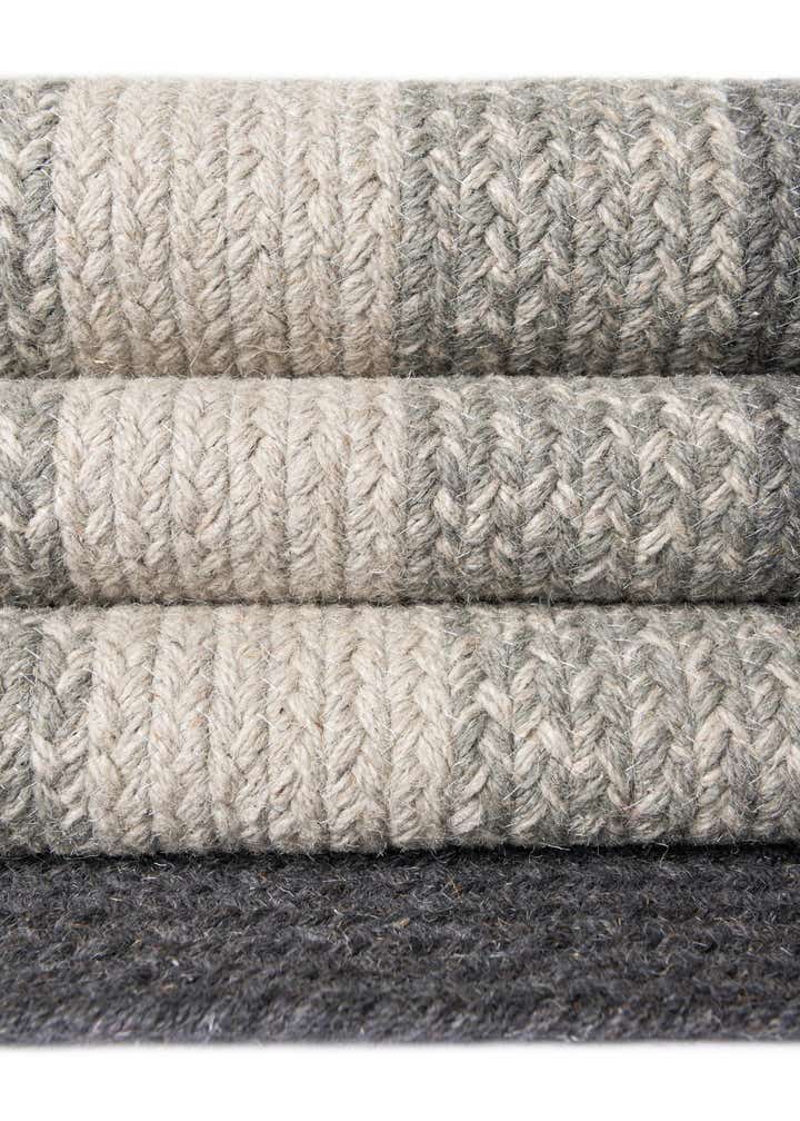 5' 1 x 5' 1 Hand Braided Wool Round Rug