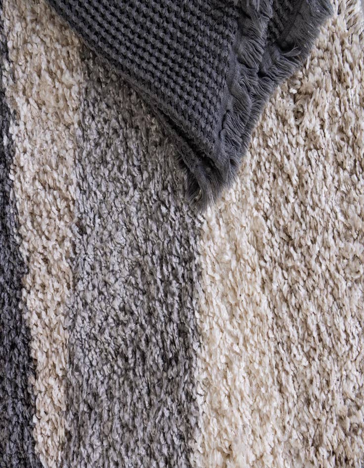 Detail image of 3' 3 x 3' 3 Lagom Shag Round Rug