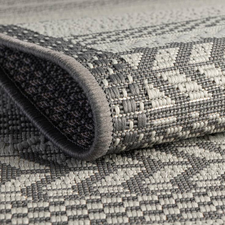 Detail image of 6' x 6' Easy-Clean Border Indoor / Outdoor Round Rug