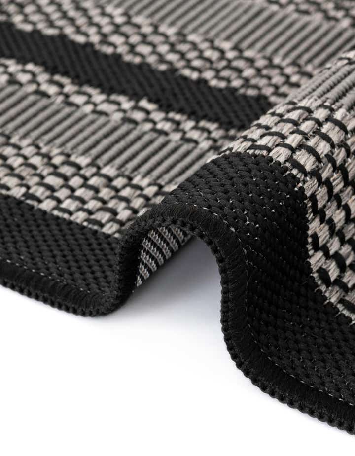 5' 3 x 5' 3 Easy-Clean Border Indoor / Outdoor Round Rug