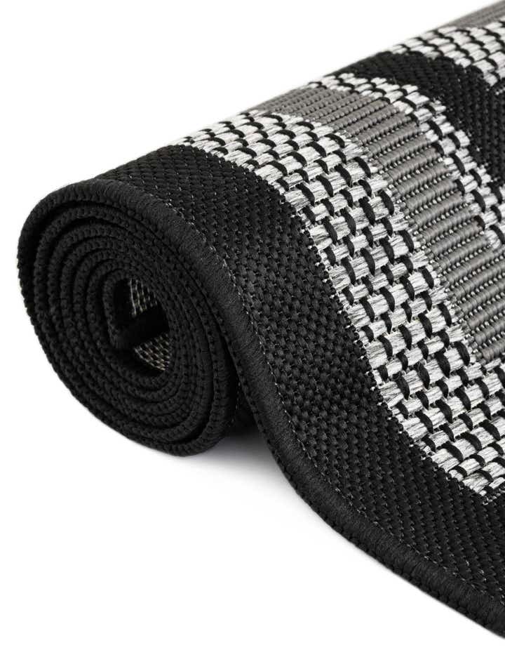 5' 3 x 5' 3 Easy-Clean Border Indoor / Outdoor Round Rug