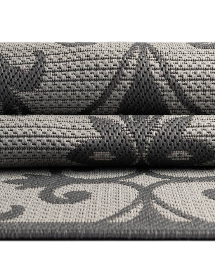 Detail image of 6' x 6' Easy-Clean Botanical Indoor / Outdoor Round Rug