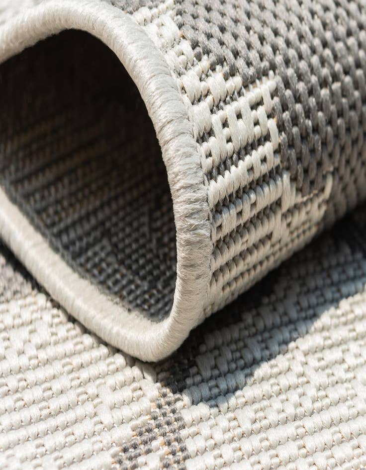 Detail image of 6' x 6' Easy-Clean Botanical Indoor / Outdoor Round Rug