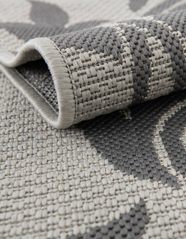 Detail image of 6' x 6' Easy-Clean Botanical Indoor / Outdoor Round Rug