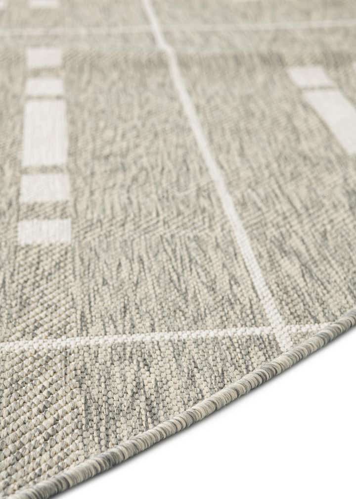 7' 10 x 7' 10 Easy-Clean Checkered Indoor / Outdoor Round Rug