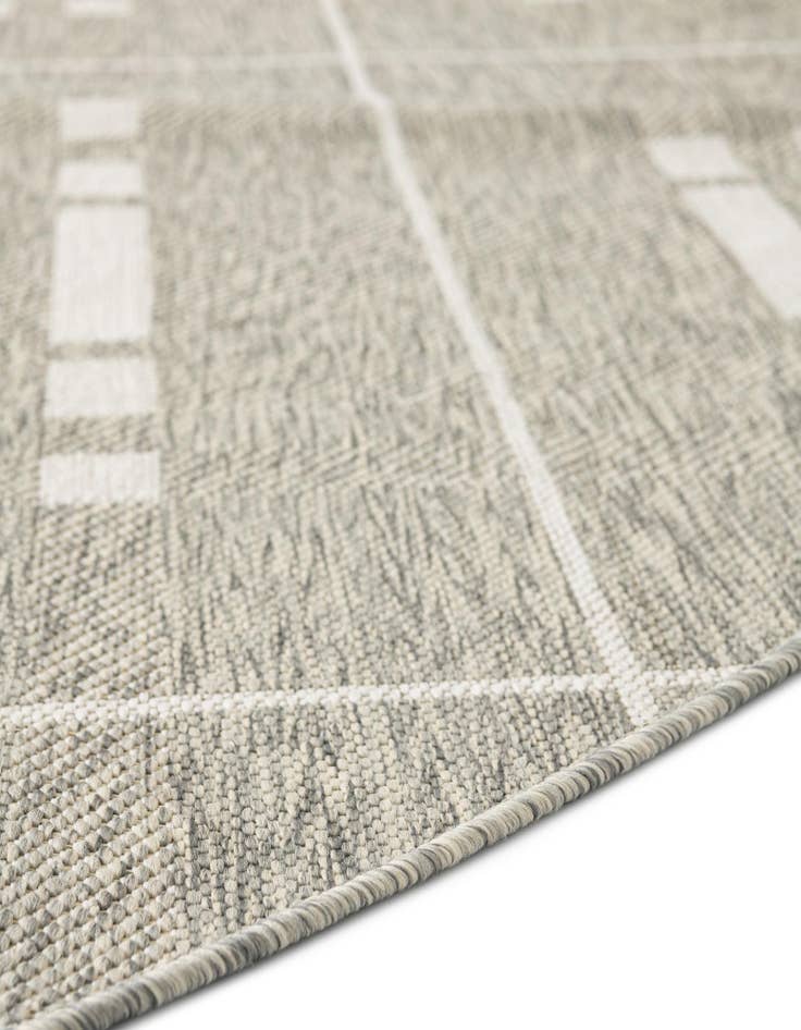 Detail image of 7' 10 x 7' 10 Easy-Clean Checkered Indoor / Outdoor Round Rug