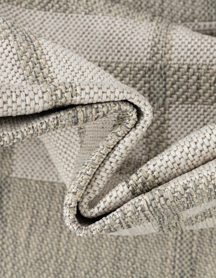 Detail image of 7' 10 x 7' 10 Easy-Clean Checkered Indoor / Outdoor Round Rug