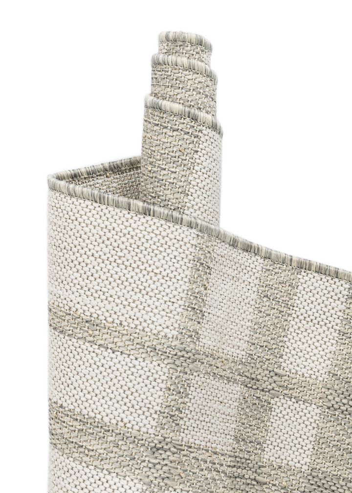 7' 10 x 7' 10 Easy-Clean Checkered Indoor / Outdoor Round Rug