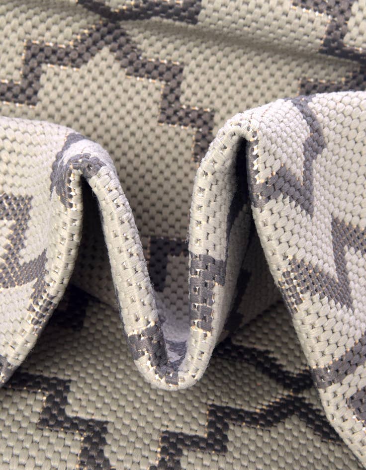 Detail image of 6' x 6' Washable Lattice Indoor / Outdoor Round Rug