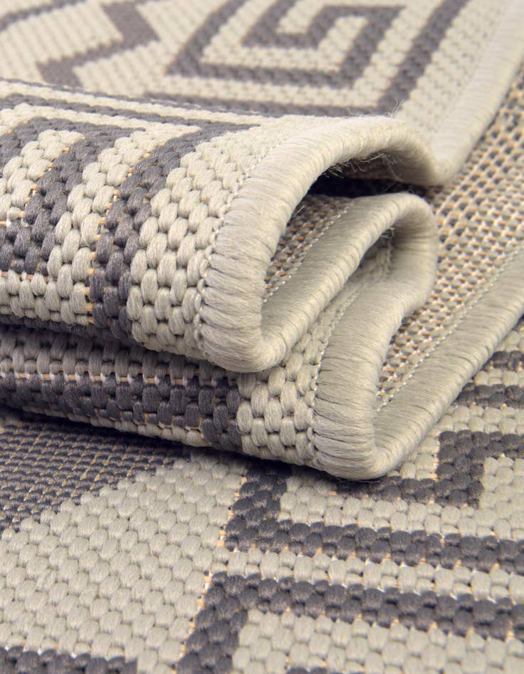 Detail image of 6' x 6' Washable Lattice Indoor / Outdoor Round Rug