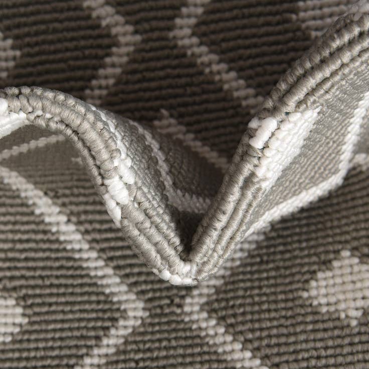 Detail image of 4' x 4' Easy-Clean Lattice Indoor / Outdoor Round Rug