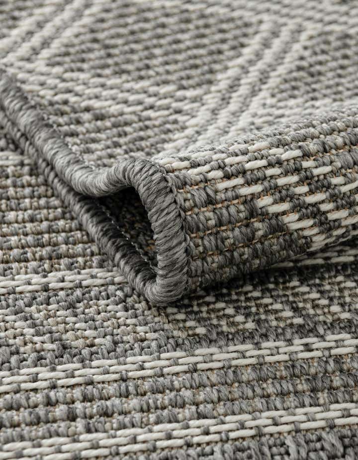 7' 10 x 7' 10 Easy-Clean Lattice Indoor / Outdoor Round Rug