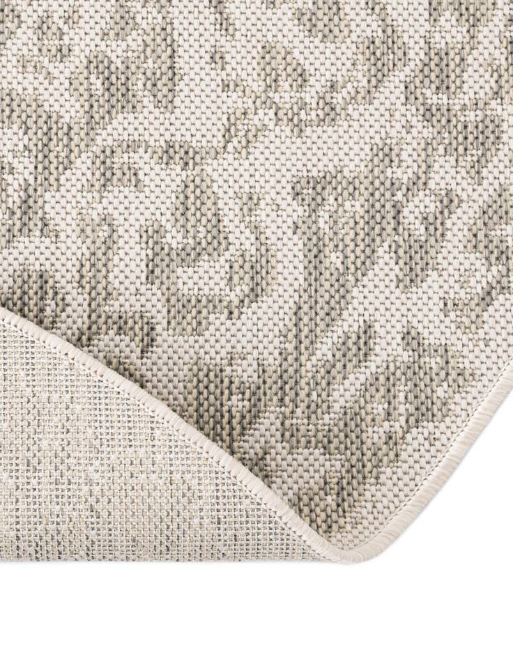 Detail image of 12' x 12' Easy-Clean Traditional Indoor / Outdoor Round Rug