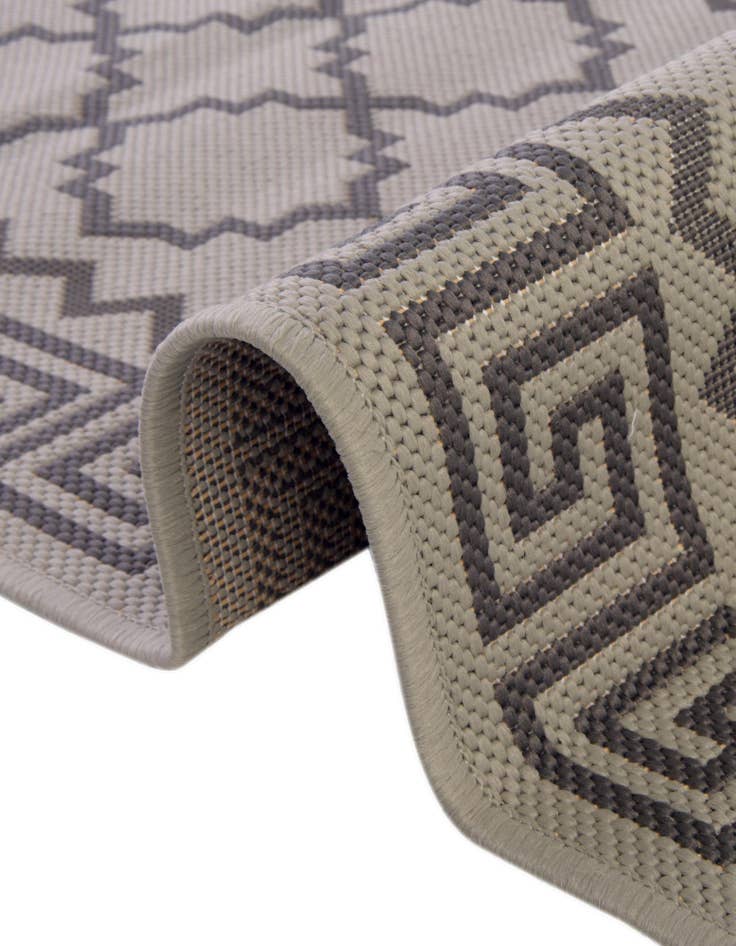 Detail image of 6' x 6' Easy-Clean Trellis Indoor / Outdoor Round Rug