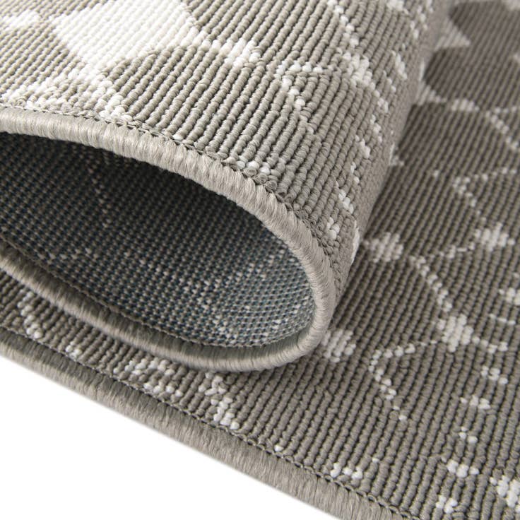 Detail image of 7' x 7' Easy-Clean Trellis Indoor / Outdoor Round Rug