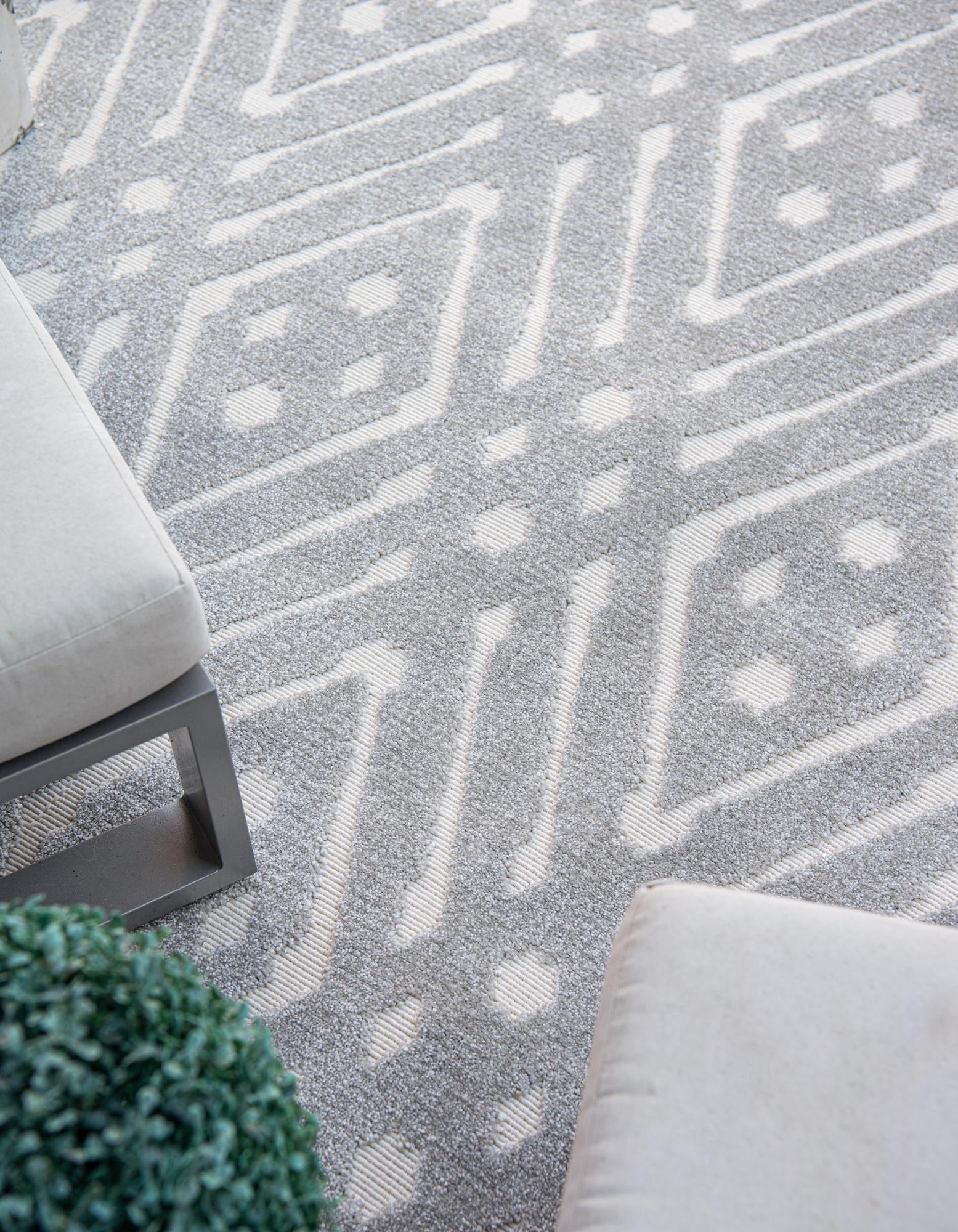 8' x 8' Easy-Clean Sabrina Soto Ella Indoor / Outdoor Round Rug
