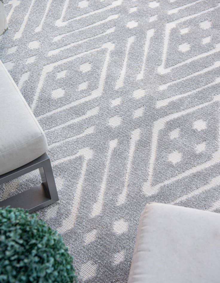 Detail image of 8' x 8'  Washable Sabrina Soto Ella Indoor / Outdoor Round Rug