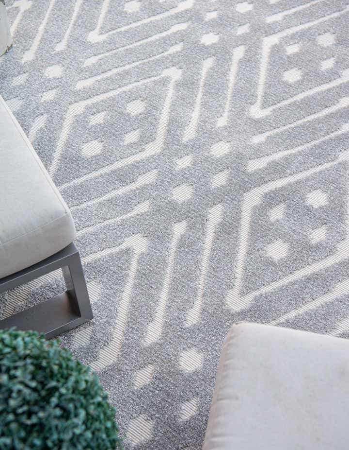 8' x 8' Easy-Clean Sabrina Soto Ella Indoor / Outdoor Round Rug