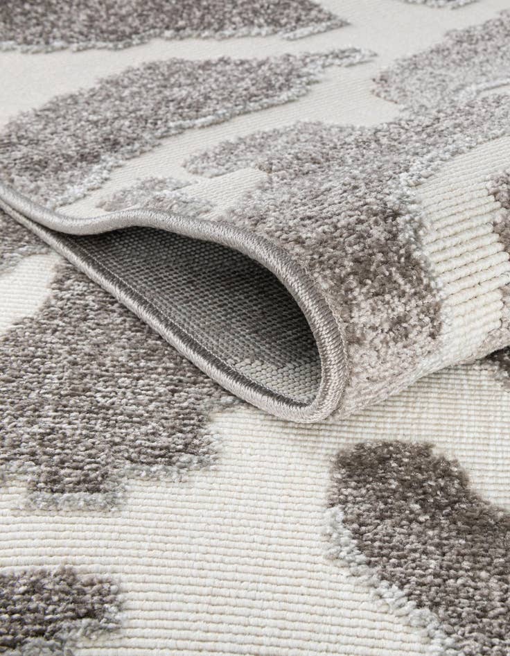 Detail image of 10' x 10' Easy-Clean Sabrina Soto Indoor / Outdoor Round Rug